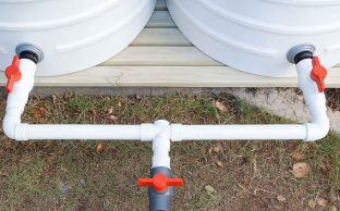 تصویر اتصال مخازن به یکدیگر با لوله‌کشی PVC و سه شیر کنترلی برای یکسان‌سازی سطح آب